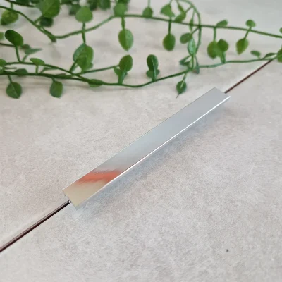 A image of the genesis esa.91 metal tile trim in a Bright Silver finish. Silver tile trim is available in 6mm, 8mm, 10mm, 12mm ,15mm,18mm and 22.5mm.